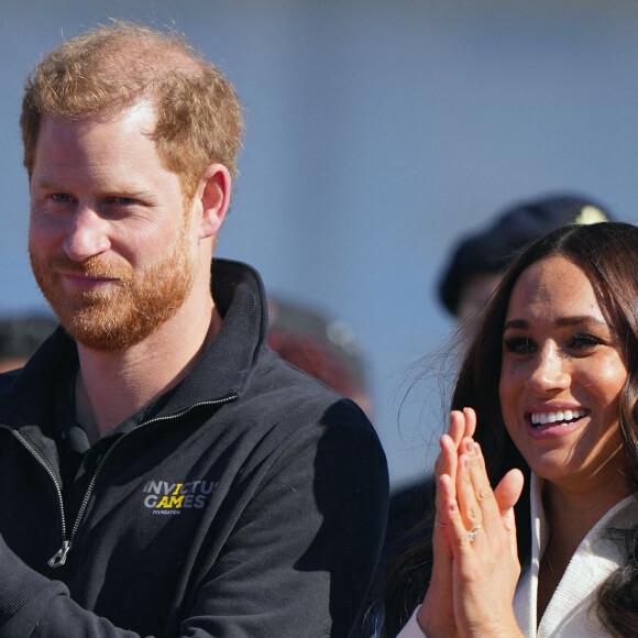 Le prince Harry et Meghan Markle assistent à la finale d'athlétisme, au deuxième jour des Invictus Games 2020 à La Haye, le 17 avril 2022.