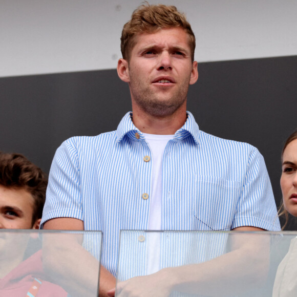 Kevin Mayer et sa compagne Delphine Jariel - Célébrités dans les tribunes des internationaux de France de Roland Garros à Paris le 31 mai 2022. © Cyril Moreau - Dominique Jacovides/Bestimage 