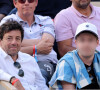 Patrick Bruel et son fils Léon - Célébrités dans les tribunes des internationaux de France de Roland Garros à Paris le 31 mai 2022. © Cyril Moreau - Dominique Jacovides/Bestimage 