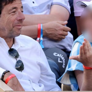 Patrick Bruel et son fils Léon - Célébrités dans les tribunes des internationaux de France de Roland Garros à Paris le 31 mai 2022. © Cyril Moreau - Dominique Jacovides/Bestimage 