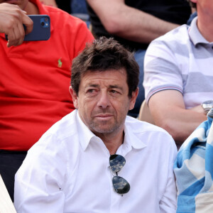 Patrick Bruel et son fils Léon - Célébrités dans les tribunes des internationaux de France de Roland Garros à Paris le 31 mai 2022. © Cyril Moreau - Dominique Jacovides/Bestimage 