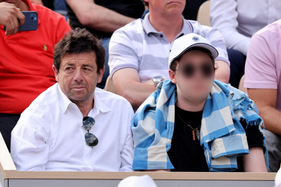 Patrick Bruel et son fils Léon - Célébrités dans les tribunes des internationaux de France de Roland Garros à Paris le 31 mai 2022. © Cyril Moreau - Dominique Jacovides/Bestimage 