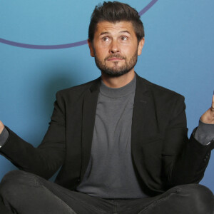 Christophe Beaugrand est zen lors d'un photocall de la 25ème édition du Festival international du film de comédie de l'Alpe d'Huez le 19 janvier 2022. © Christophe Aubert via Bestimage