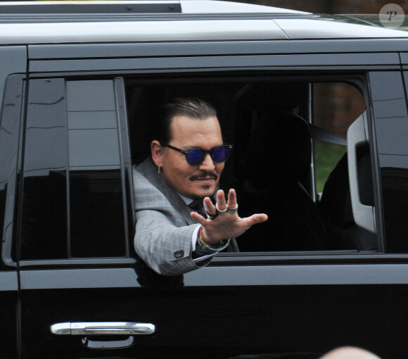 Johnny Depp à la sortie du tribunal de Fairfax, le 26 mai 2022. 