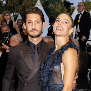 Pierre Niney et sa femme Natasha Andrews - Montée des marches du film " Mascarade " lors du 75ème Festival International du Film de Cannes. © Olivier Borde / Bestimage 