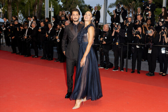 Pierre Niney et sa femme Natasha Andrews - Montée des marches du film " Mascarade " lors du 75ème Festival International du Film de Cannes. © Olivier Borde / Bestimage 