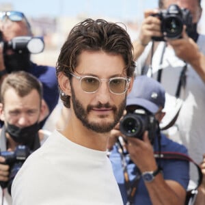 Pierre Niney au photocall du film "Oss 117 : Alerte Rouge En Afrique Noire" lors du 74e Festival de Cannes le 17 juillet 2021. © Borde / Jacovides / Moreau / Bestimage