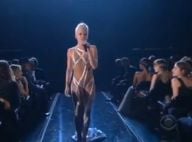 Pink : Regardez-la faire son numéro de voltigeuse sexy, émerveillant Rihanna et le public des Grammy Awards !