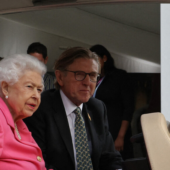 La reine Elisabeth II d'Angleterre assiste en voiturette de golf à l'exposition florale "RHS Chelsea Flower Show" au Royal Hospital à Londres, Royaume Uni, le 23 mai 2022. 