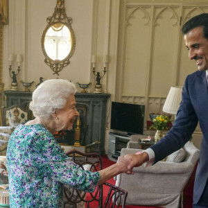 La reine Elisabeth II d'Angleterre reçoit l'émir du Qatar, le cheikh Tamim ben Hamad Al Thani au château de Windsor, à quelques jours des célébrations de son jubilé de platine. Le 24 mai 2022. 
