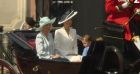 Une jeune cavalière a eu du mal à garder son cheval droit, juste avant la calèche officielle de Kate Middleton et de ses enfants.