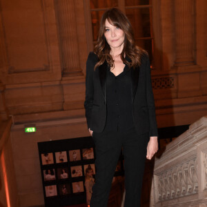 Exclusif - Carla Bruni-Sarkozy - Dîner des "Femmes Culottées" Etam au Musée de la Monnaie à Paris le 22 mars 2022. Avec "Femmes culottées", Etam a décidé de mettre à l'honneur 52 femmes dans une série de photos de S. Sieff. Soutenant le réseau associatif Solidarité Femmes, le projet mêlera des noms connus et des personnalités de l'ombre à l'histoire inspirante. Cette initiative sur le long court est menée main dans la main avec Solidarité Femmes, réseau de 73 associations qui luttent contre les violences faites aux femmes et le 3919, le numéro d'aide aux femmes victimes de violences. Toutes les participantes arborent d'ailleurs un t-shirt blanc sur lequel on peut lire Femme Culottée. La pièce est disponible à l'achat en ligne ou en magasin pour 19,99 euros. L'intégralité des bénéfices de ce dernier ira au réseau associatif, un moyen pour la marque de marquer son engagement. © Rachid Bellak/Bestimage 