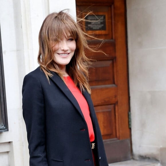 Carla Bruni-Sarkozy arrive au "Burberry Fashion Showcase" à Londres, le 11 mars 2022. 