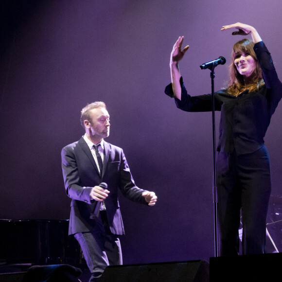 Exclusif - Pierre Souchon, Carla Bruni-Sarkozy - XVème gala pour la Fondation Recherche Alzheimer à l'Olympia à Paris le 14 mars 2022. Sous la direction artistique de P. Souchon, des grands noms de la chanson française se mobilisent autour d'un concert sur le thème "2 générations chantent pour la 3ème". L'intégralité des bénéfices de cette soirée servira à financer la recherche sur la maladie d'Alzheimer. © Jack Tribeca/Bestimage 