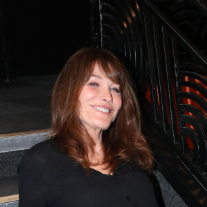 Exclusif - Carla Bruni-Sarkozy - Coulisses du XVème gala pour la Fondation Recherche Alzheimer à l'Olympia à Paris le 14 mars 2022. Sous la direction artistique de P. Souchon, des grands noms de la chanson française se mobilisent autour d'un concert sur le thème "2 générations chantent pour la 3ème". L'intégralité des bénéfices de cette soirée servira à financer la recherche sur la maladie d'Alzheimer. © Bertrand Rindoff/Bestimage