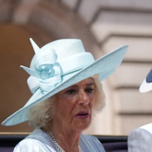 Camilla Parker Bowles, duchesse de Cornouailles, Catherine Kate Middleton, duchesse de Cambridge et la princesse Charlotte - Les membres de la famille royale regardent le défilé Trooping the Colour depuis un balcon du palais de Buckingham à Londres lors des célébrations du jubilé de platine de la reine le 2 juin 2022. 