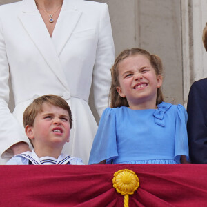 Le prince Louis de Cambridge, la princesse Charlotte et le prince George - Les membres de la famille royale regardent le défilé Trooping the Colour depuis un balcon du palais de Buckingham à Londres lors des célébrations du jubilé de platine de la reine le 2 juin 2022. 