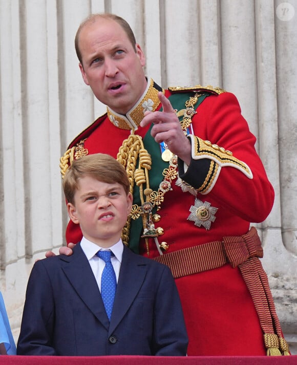le prince William, duc de Cambridge et son fils le prince George - Les membres de la famille royale regardent le défilé Trooping the Colour depuis un balcon du palais de Buckingham à Londres lors des célébrations du jubilé de platine de la reine le 2 juin 2022. 