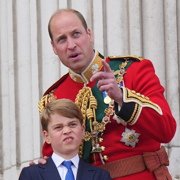 le prince William, duc de Cambridge et son fils le prince George - Les membres de la famille royale regardent le défilé Trooping the Colour depuis un balcon du palais de Buckingham à Londres lors des célébrations du jubilé de platine de la reine le 2 juin 2022. 