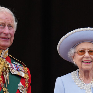 Le prince Charles, prince de Galles et sa mère La reine Elisabeth II d'Angleterre - Les membres de la famille royale regardent le défilé Trooping the Colour depuis un balcon du palais de Buckingham à Londres lors des célébrations du jubilé de platine de la reine le 2 juin 2022. 