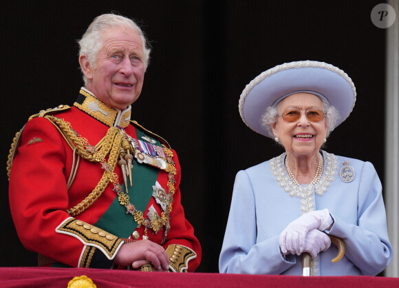 Le prince Charles, prince de Galles et sa mère La reine Elisabeth II d'Angleterre - Les membres de la famille royale regardent le défilé Trooping the Colour depuis un balcon du palais de Buckingham à Londres lors des célébrations du jubilé de platine de la reine le 2 juin 2022. 