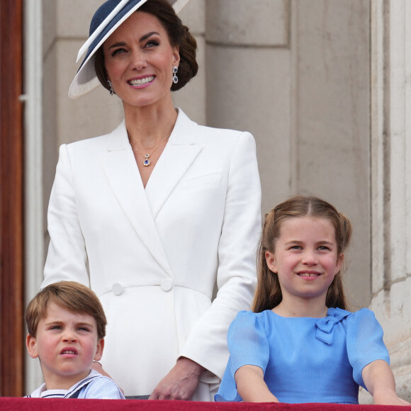 Catherine Kate Middleton, duchesse de Cambridge, le prince Louis et la princesse Charlotte - Les membres de la famille royale regardent le défilé Trooping the Colour depuis un balcon du palais de Buckingham à Londres lors des célébrations du jubilé de platine de la reine le 2 juin 2022. 
