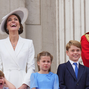 Catherine Kate Middleton, duchesse de Cambridge, le prince William, duc de Cambridge et leurs enfants, le prince Louis, le prince George et la princesse Charlotte - Les membres de la famille royale regardent le défilé Trooping the Colour depuis un balcon du palais de Buckingham à Londres lors des célébrations du jubilé de platine de la reine le 2 juin 2022. 