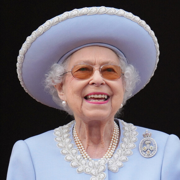 La reine Elisabeth II d'Angleterre - Les membres de la famille royale regardent le défilé Trooping the Colour depuis un balcon du palais de Buckingham à Londres lors des célébrations du jubilé de platine de la reine. 