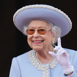 La reine Elisabeth II d'Angleterre - Les membres de la famille royale regardent le défilé Trooping the Colour depuis un balcon du palais de Buckingham à Londres lors des célébrations du jubilé de platine de la reine le 2 juin 2022. 