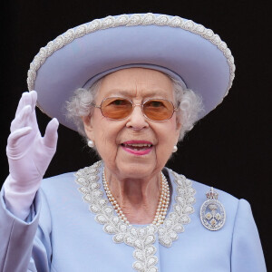 La reine Elisabeth II d'Angleterre - Les membres de la famille royale regardent le défilé Trooping the Colour depuis un balcon du palais de Buckingham à Londres lors des célébrations du jubilé de platine de la reine le 2 juin 2022. 