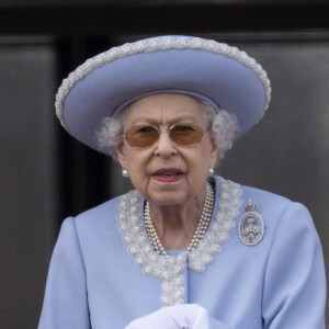 La reine Elisabeth II d'Angleterre - Les membres de la famille royale regardent le défilé Trooping the Colour depuis un balcon du palais de Buckingham à Londres lors des célébrations du jubilé de platine de la reine.