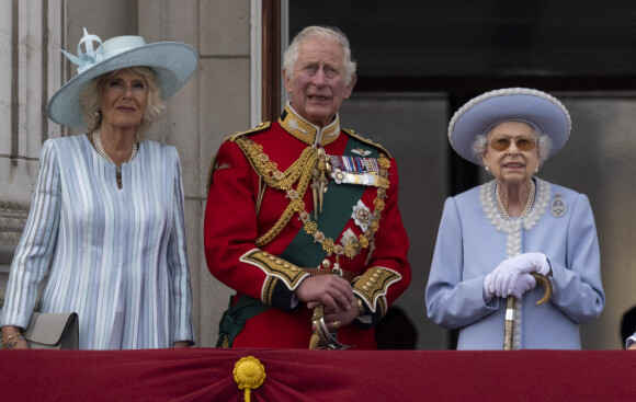 Camilla Parker Bowles, duchesse de Cornouailles, Le prince Charles, prince de Galles et La reine Elisabeth II d'Angleterre - Les membres de la famille royale regardent le défilé Trooping the Colour depuis un balcon du palais de Buckingham à Londres lors des célébrations du jubilé de platine de la reine le 2 juin 2022. 