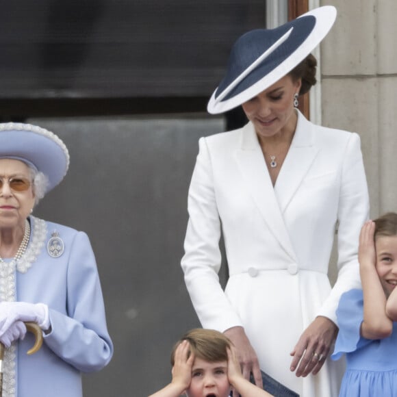 La reine Elisabeth II d'Angleterre, Catherine (Kate) Middleton, duchesse de Cambridge, le prince Louis de Cambridge, la princesse Charlotte de Cambridge - Les membres de la famille royale saluent la foule depuis le balcon du Palais de Buckingham, lors de la parade militaire "Trooping the Colour" dans le cadre de la célébration du jubilé de platine (70 ans de règne) de la reine Elizabeth II à Londres, le 2 juin 2022. © Avalon/Panoramic/Bestimage 