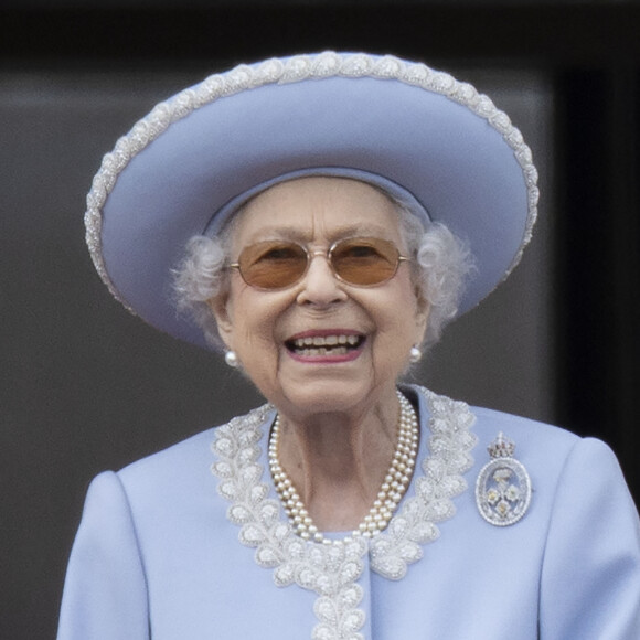 La reine Elisabeth II d'Angleterre - Les membres de la famille royale saluent la foule depuis le balcon du Palais de Buckingham, lors de la parade militaire "Trooping the Colour" dans le cadre de la célébration du jubilé de platine (70 ans de règne) de la reine Elizabeth II à Londres, le 2 juin 2022. © Avalon/Panoramic/Bestimage