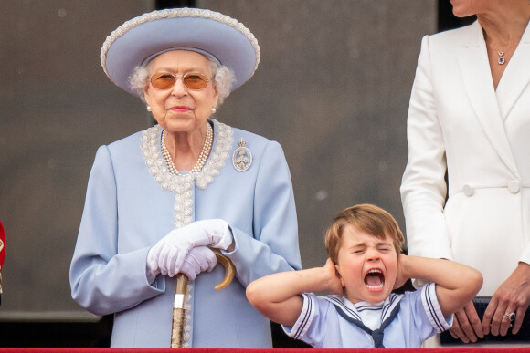 La reine Elisabeth II d'Angleterre, Le prince Louis de Cambridge, Catherine (Kate) Middleton, duchesse de Cambridge - Les membres de la famille royale saluent la foule depuis le balcon du Palais de Buckingham, lors de la parade militaire "Trooping the Colour" dans le cadre de la célébration du jubilé de platine (70 ans de règne) de la reine Elizabeth II à Londres, le 2 juin 2022. 