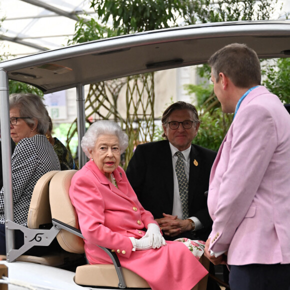 La reine Elisabeth II d'Angleterre assiste en voiturette de golf à l'exposition florale "RHS Chelsea Flower Show" au Royal Hospital à Londres, Royaume Uni, le 23 mai 2022. 