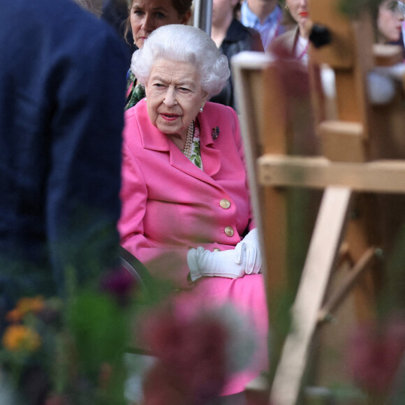 La reine Elisabeth II d'Angleterre assiste en voiturette de golf à l'exposition florale "RHS Chelsea Flower Show" au Royal Hospital à Londres, Royaume Uni, le 23 mai 2022. 