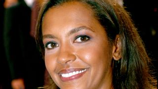 Karine Le Marchand élue miss : elle s'affiche avec une écharpe et une tiare lors d'une folle soirée