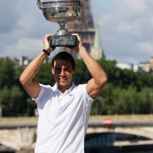 Rafael Nadal - Rafael Nadal pose avec la coupe des Mousquetaires sur le pont Alexandre III après sa 14ème victoire en finale du simple messieurs aux internationaux de France de tennis de Roland Garros à Paris, France. © Christophe Clovis / Bestimage.