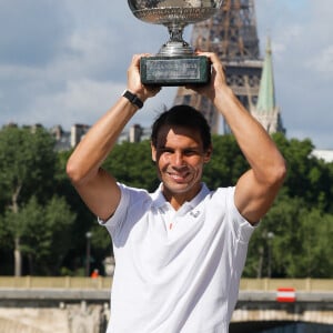 Rafael Nadal - Rafael Nadal pose avec la coupe des Mousquetaires sur le pont Alexandre III après sa 14ème victoire en finale du simple messieurs aux internationaux de France de tennis de Roland Garros à Paris, France, le 06 juin 2022. © Christophe Clovis / Bestimage.