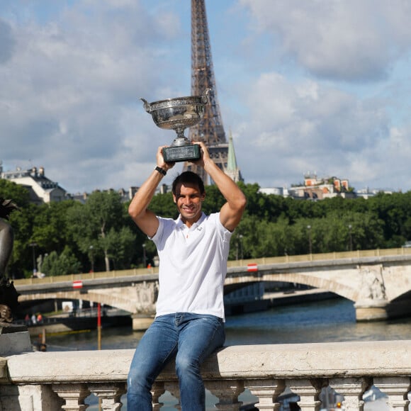 Rafael Nadal - Rafael Nadal pose avec la coupe des Mousquetaires sur le pont Alexandre III après sa 14ème victoire en finale du simple messieurs aux internationaux de France de tennis de Roland Garros à Paris, France, le 06 juin 2022. © Christophe Clovis / Bestimage.