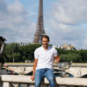 Rafael Nadal - Rafael Nadal pose avec la coupe des Mousquetaires sur le pont Alexandre III après sa 14ème victoire en finale du simple messieurs aux internationaux de France de tennis de Roland Garros à Paris, France, le 06 juin 2022. © Christophe Clovis / Bestimage.