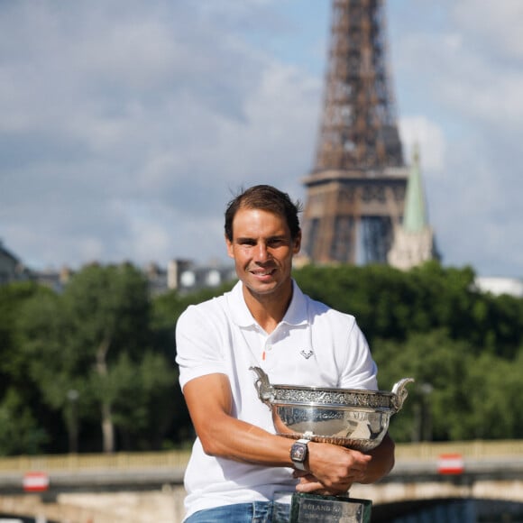 Rafael Nadal - Rafael Nadal pose avec la coupe des Mousquetaires sur le pont Alexandre III après sa 14ème victoire en finale du simple messieurs aux internationaux de France de tennis de Roland Garros à Paris, France, le 06 juin 2022. © Christophe Clovis / Bestimage.