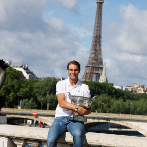 Rafael Nadal - Rafael Nadal pose avec la coupe des Mousquetaires sur le pont Alexandre III après sa 14ème victoire en finale du simple messieurs aux internationaux de France de tennis de Roland Garros à Paris, France, le 06 juin 2022. © Christophe Clovis / Bestimage.