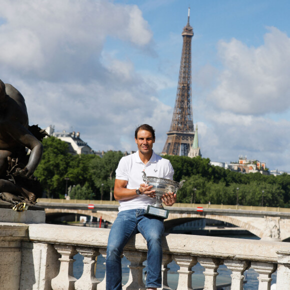 Rafael Nadal - Rafael Nadal pose avec la coupe des Mousquetaires sur le pont Alexandre III après sa 14ème victoire en finale du simple messieurs aux internationaux de France de tennis de Roland Garros à Paris, France, le 06 juin 2022. © Christophe Clovis / Bestimage.