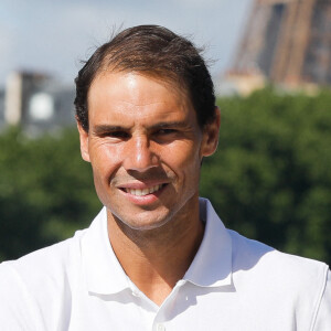 Rafael Nadal - Rafael Nadal pose avec la coupe des Mousquetaires sur le pont Alexandre III après sa 14ème victoire en finale du simple messieurs aux internationaux de France de tennis de Roland Garros à Paris, France. © Christophe Clovis / Bestimage.