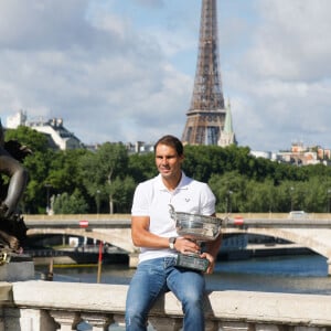 Rafael Nadal - Rafael Nadal pose avec la coupe des Mousquetaires sur le pont Alexandre III après sa 14ème victoire en finale du simple messieurs aux internationaux de France de tennis de Roland Garros à Paris, France, le 06 juin 2022. © Christophe Clovis / Bestimage.