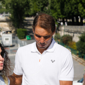 Rafael Nadal et sa femme Xisca Perello - Rafael Nadal pose avec la coupe des Mousquetaires sur le pont Alexandre III après sa 14ème victoire en finale du simple messieurs aux internationaux de France de tennis de Roland Garros à Paris, France, le 06 juin 2022. © Christophe Clovis / Bestimage.