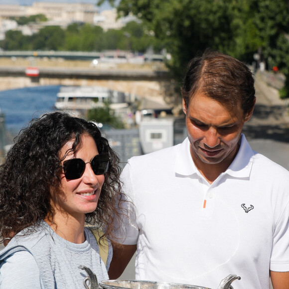 Rafael Nadal et sa femme Xisca Perello - Rafael Nadal pose avec la coupe des Mousquetaires sur le pont Alexandre III après sa 14ème victoire en finale du simple messieurs aux internationaux de France de tennis de Roland Garros à Paris, France, le 06 juin 2022. © Christophe Clovis / Bestimage.