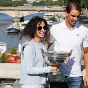 Rafael Nadal et sa femme Xisca Perello - Rafael Nadal pose avec la coupe des Mousquetaires sur le pont Alexandre III après sa 14ème victoire en finale du simple messieurs aux internationaux de France de tennis de Roland Garros à Paris, France, le 06 juin 2022. © Christophe Clovis / Bestimage.